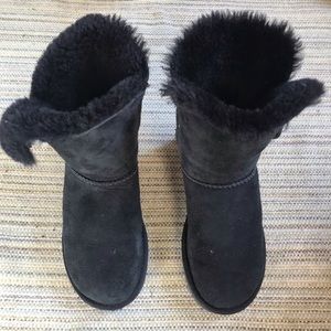 UGG 🔴 Bailey Button In Black
